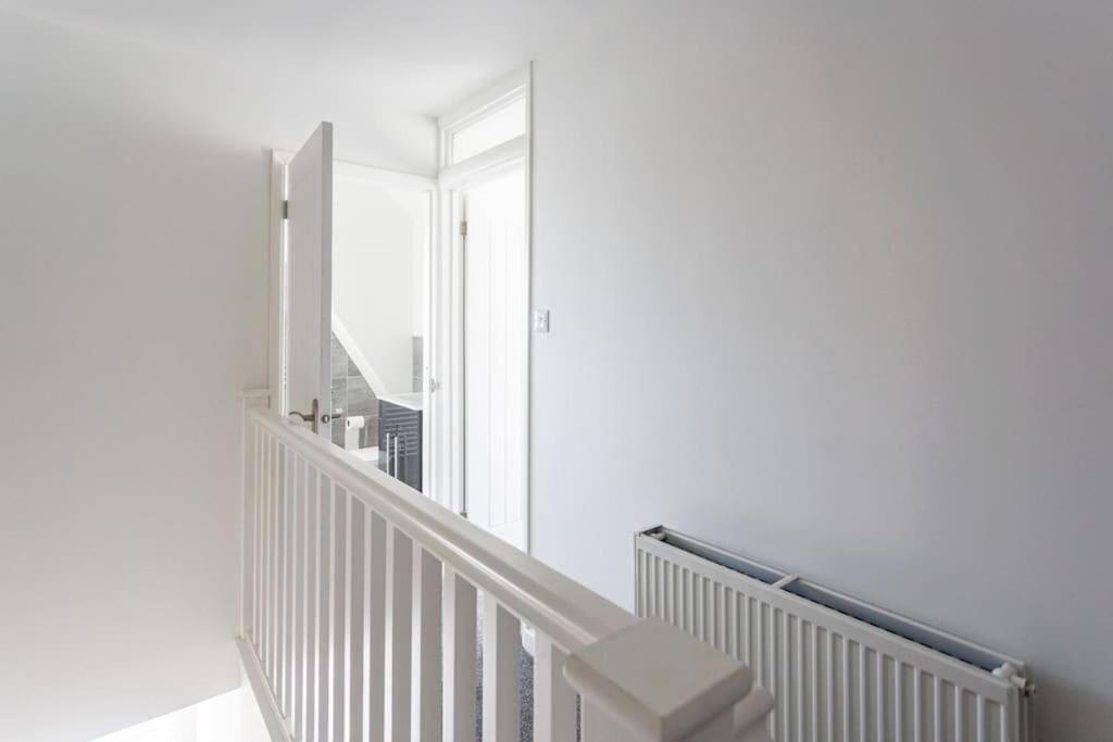 2 Bed Apartment Near The Beach Сътън он Сий Екстериор снимка
