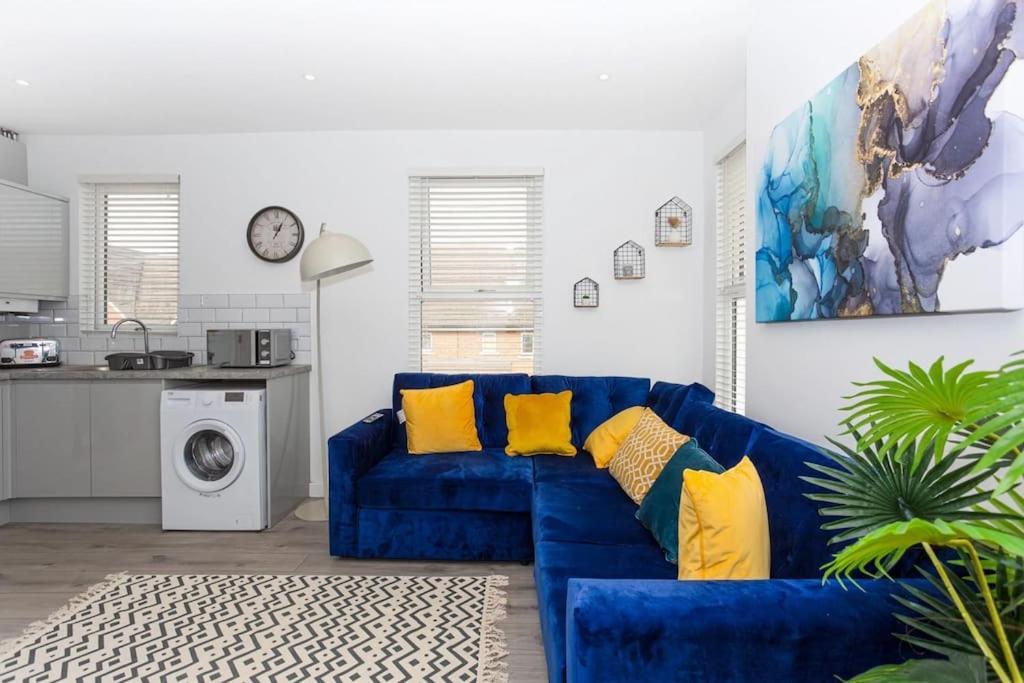2 Bed Apartment Near The Beach Сътън он Сий Екстериор снимка