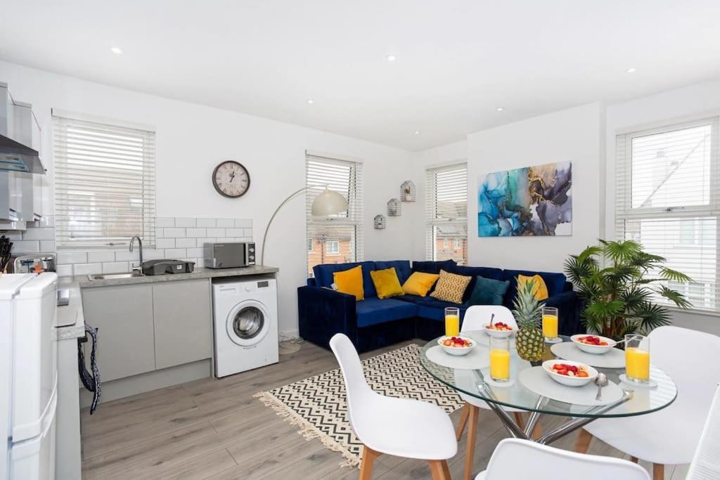 2 Bed Apartment Near The Beach Сътън он Сий Екстериор снимка